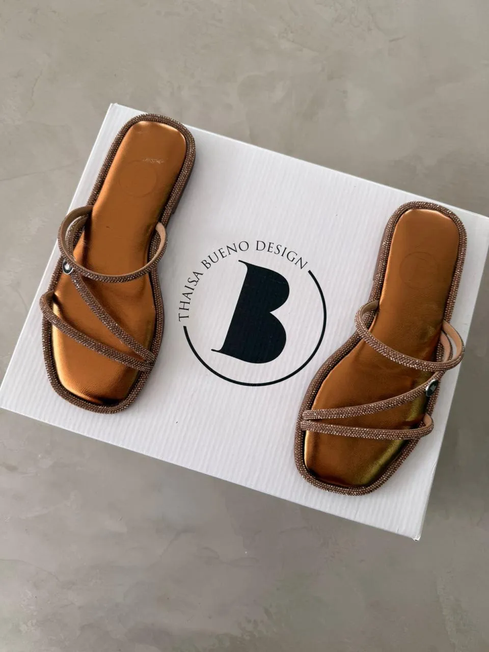 Sandália Rasteira Feminina com Brilho Strass Bronze Bubu 1