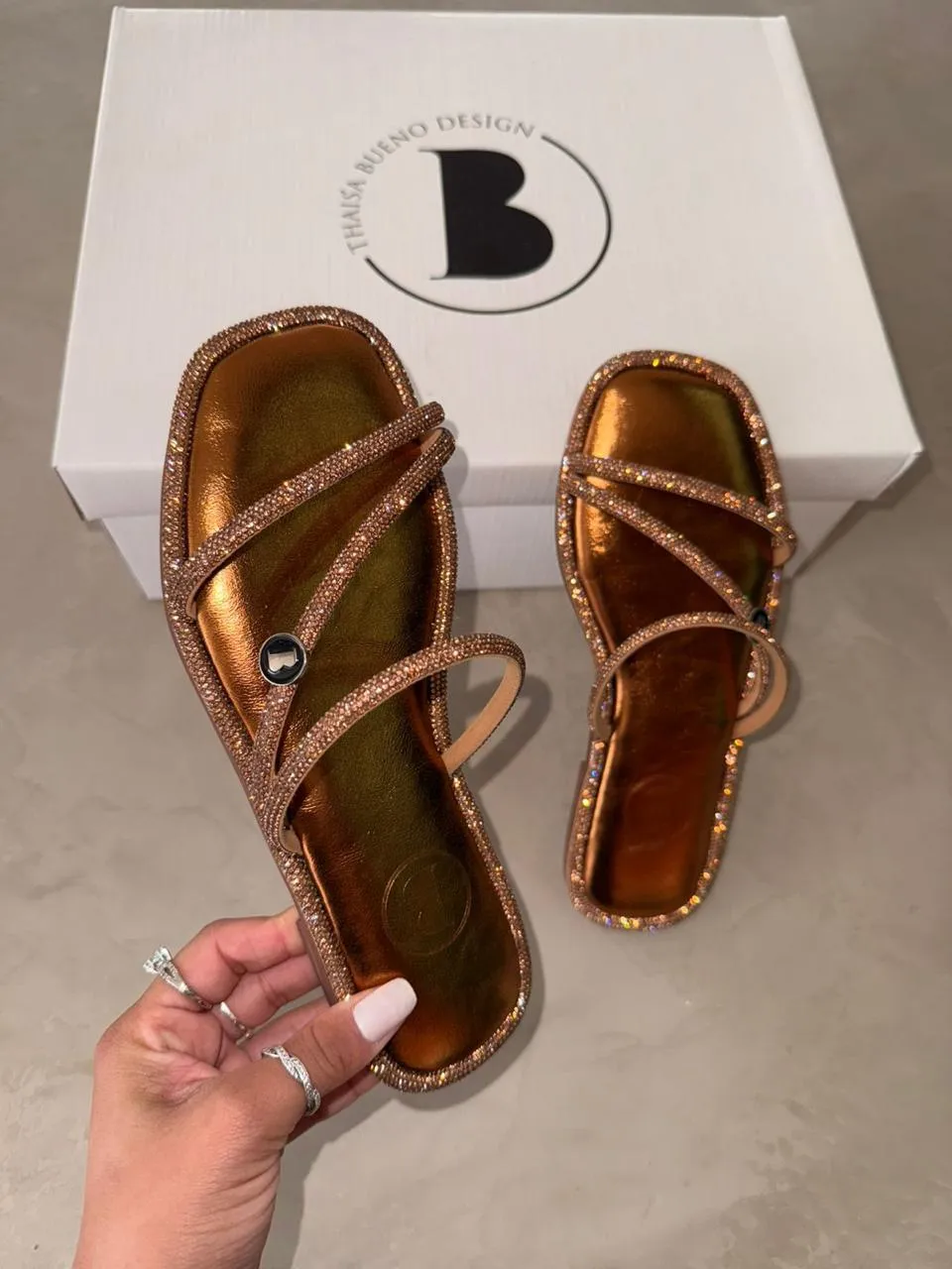 Sandália Rasteira Feminina com Brilho Strass Bronze Bubu 2